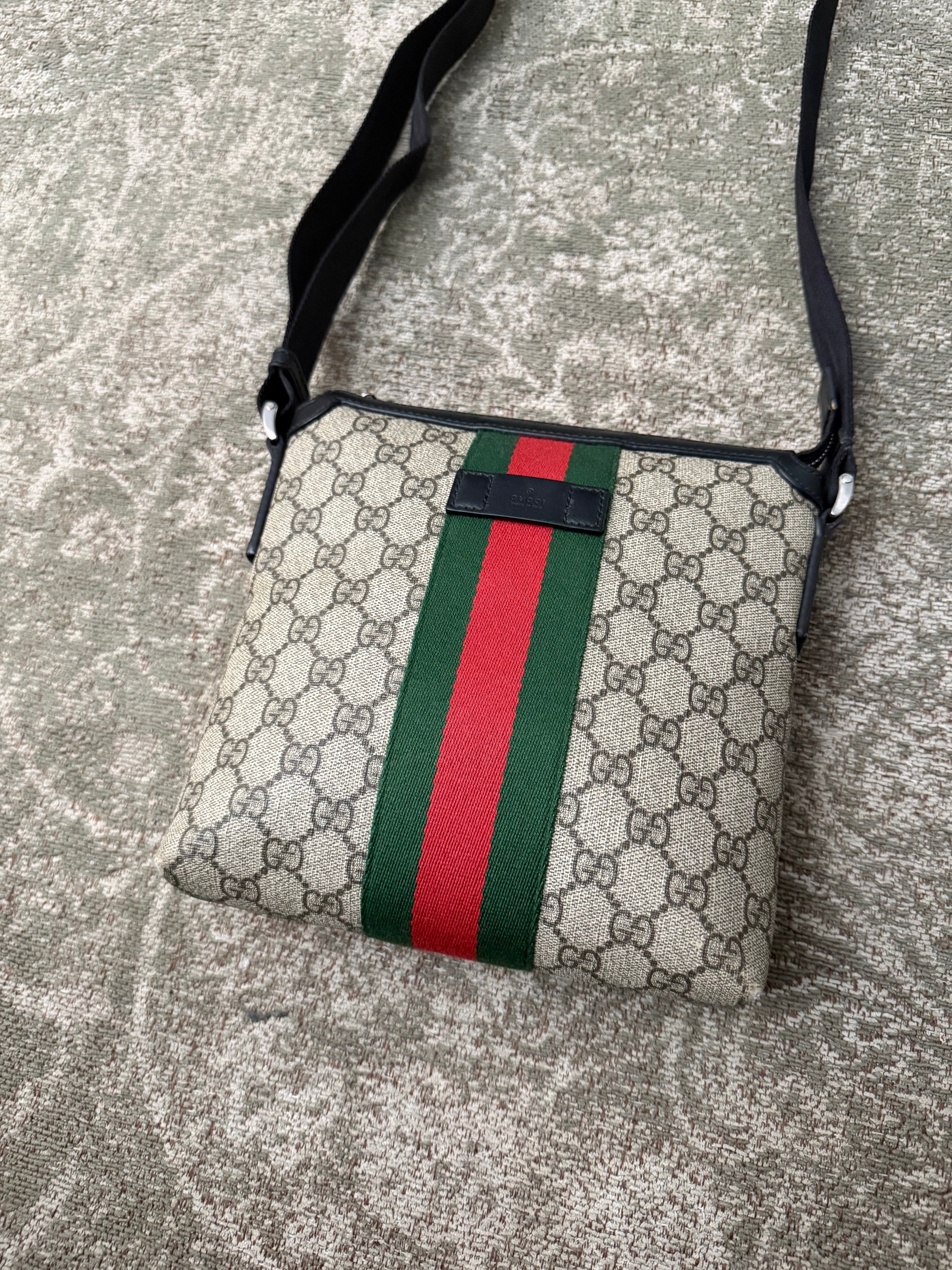 Gucci GG Supreme Shoulderbag Vertical Web Design