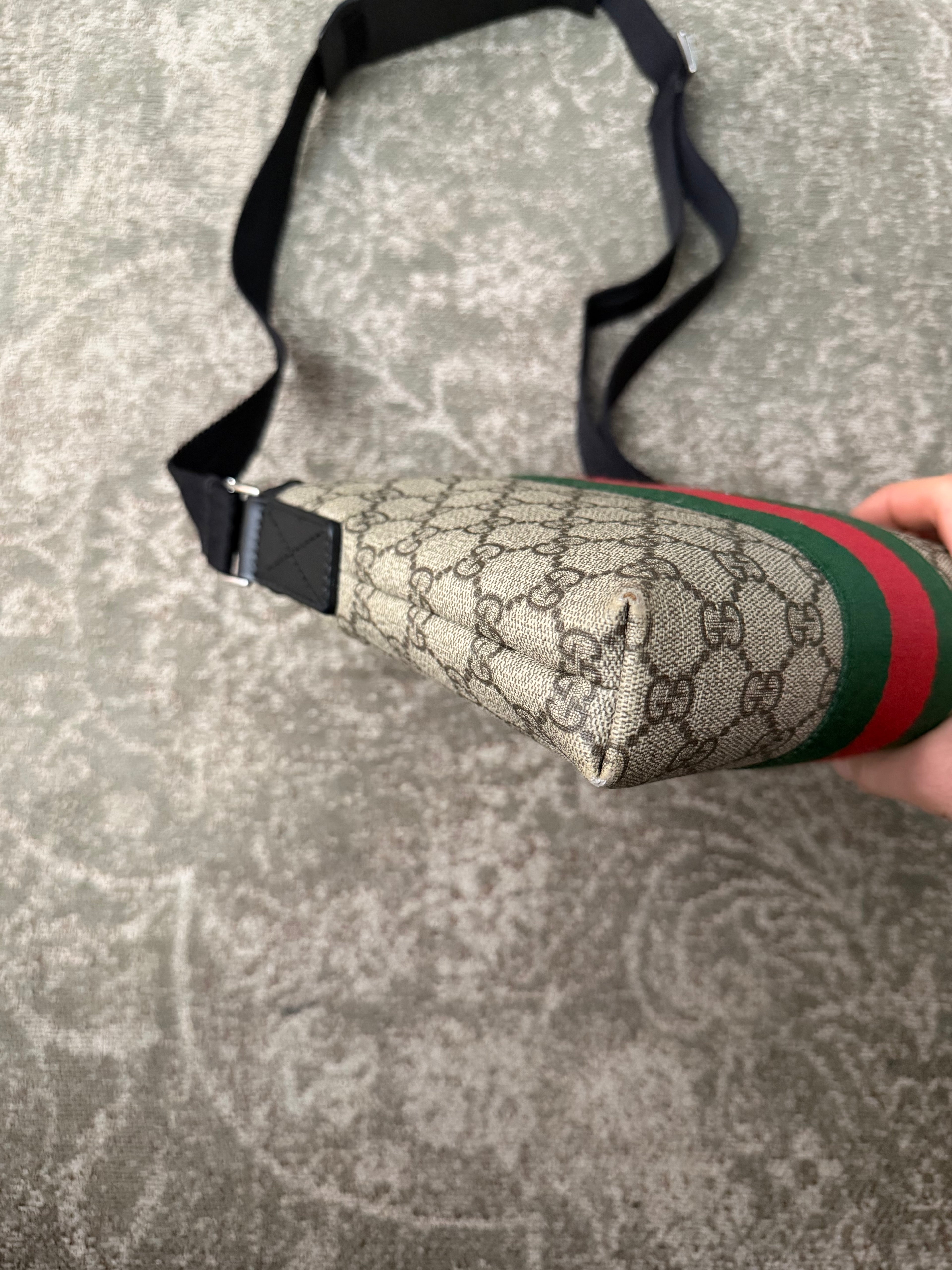 Gucci GG Supreme Shoulderbag Vertical Web Design